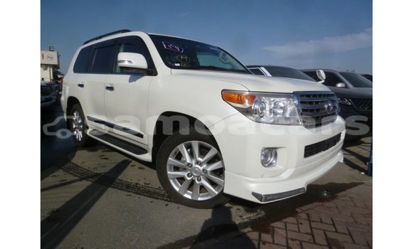 Acheter Import Voiture Toyota Land Cruiser Blanc à Import - Dubai, A'ana Acheter Import Voiture Toyota Land Cruiser Blanc à Import - Dubai, A'ana