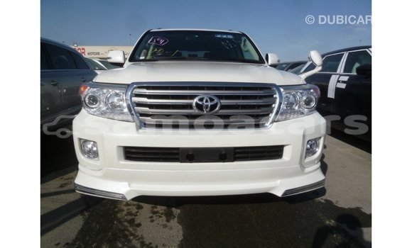 Acheter Import Voiture Toyota Land Cruiser Blanc à Import - Dubai, A'ana Acheter Import Voiture Toyota Land Cruiser Blanc à Import - Dubai, A'ana
