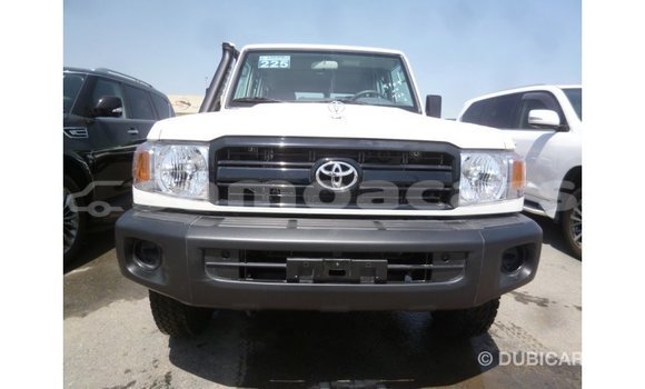 Acheter Import Voiture Toyota Land Cruiser Blanc à Import - Dubai, A'ana Acheter Import Voiture Toyota Land Cruiser Blanc à Import - Dubai, A'ana