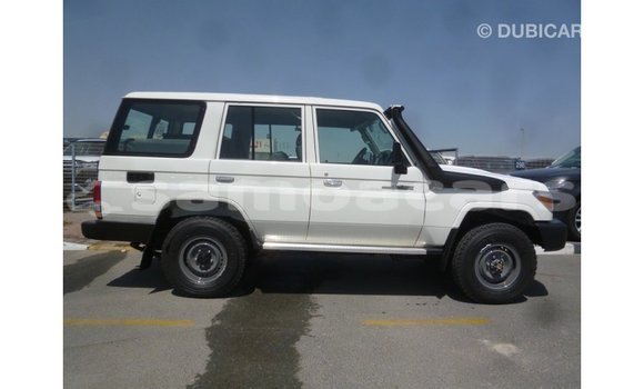 Acheter Import Voiture Toyota Land Cruiser Blanc à Import - Dubai, A'ana Acheter Import Voiture Toyota Land Cruiser Blanc à Import - Dubai, A'ana