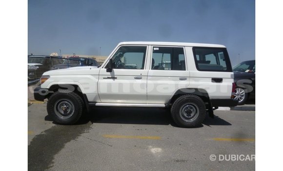 Acheter Import Voiture Toyota Land Cruiser Blanc à Import - Dubai, A'ana Acheter Import Voiture Toyota Land Cruiser Blanc à Import - Dubai, A'ana