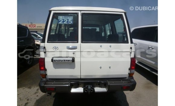 Acheter Import Voiture Toyota Land Cruiser Blanc à Import - Dubai, A'ana Acheter Import Voiture Toyota Land Cruiser Blanc à Import - Dubai, A'ana