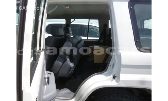 Acheter Import Voiture Toyota Land Cruiser Blanc à Import - Dubai, A'ana Acheter Import Voiture Toyota Land Cruiser Blanc à Import - Dubai, A'ana