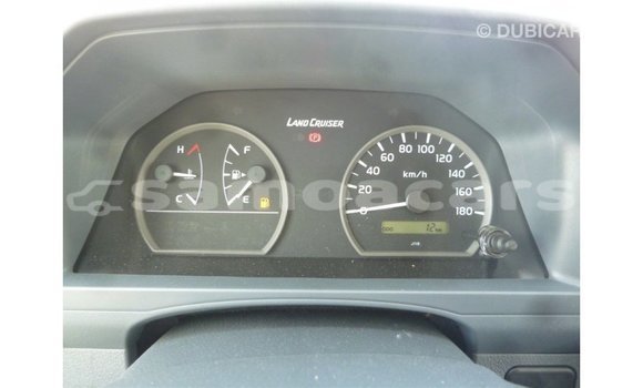 Acheter Import Voiture Toyota Land Cruiser Blanc à Import - Dubai, A'ana Acheter Import Voiture Toyota Land Cruiser Blanc à Import - Dubai, A'ana