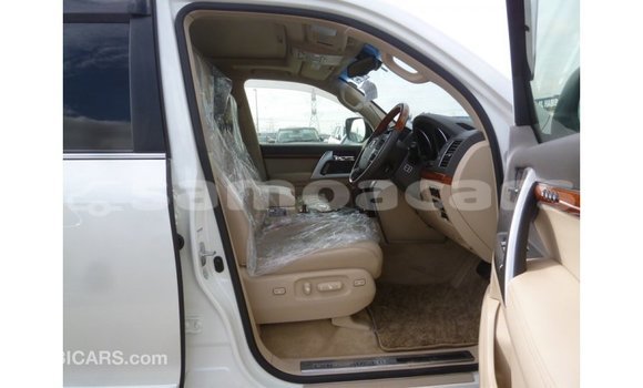 Buy Import Toyota Land Cruiser White Car in Import - Dubai in A'ana Buy Import Toyota Land Cruiser White Car in Import - Dubai in A'ana