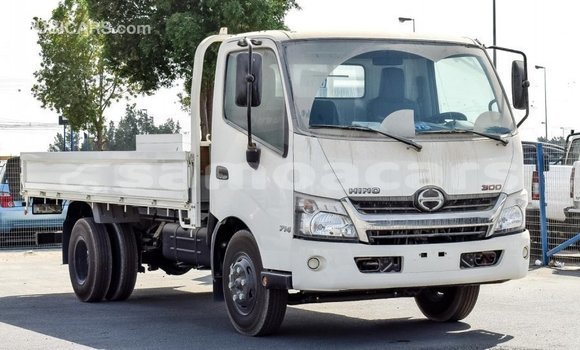 Acheter Import Utilitaire Hino 300 Series Blanc à Import - Dubai, A'ana