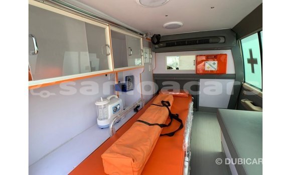 Acheter Import Voiture Toyota Land Cruiser Blanc à Import - Dubai, A'ana Acheter Import Voiture Toyota Land Cruiser Blanc à Import - Dubai, A'ana