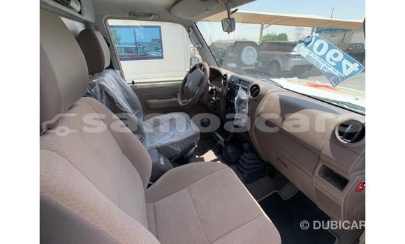 Acheter Import Voiture Toyota Land Cruiser Blanc à Import - Dubai, A'ana Acheter Import Voiture Toyota Land Cruiser Blanc à Import - Dubai, A'ana