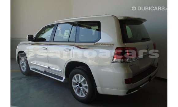 Acheter Import Voiture Toyota Land Cruiser Blanc à Import - Dubai, A'ana Acheter Import Voiture Toyota Land Cruiser Blanc à Import - Dubai, A'ana