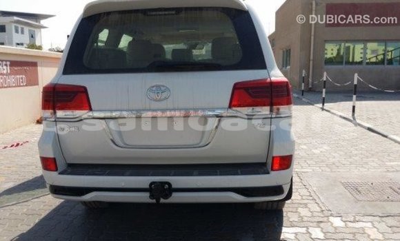 Acheter Import Voiture Toyota Land Cruiser Blanc à Import - Dubai, A'ana Acheter Import Voiture Toyota Land Cruiser Blanc à Import - Dubai, A'ana