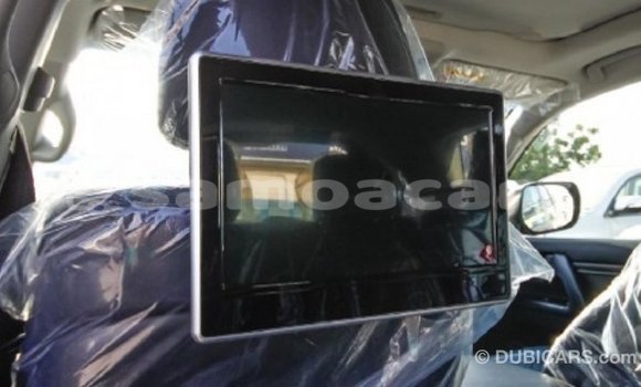 Acheter Import Voiture Toyota Land Cruiser Blanc à Import - Dubai, A'ana Acheter Import Voiture Toyota Land Cruiser Blanc à Import - Dubai, A'ana