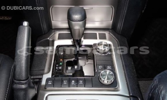 Acheter Import Voiture Toyota Land Cruiser Blanc à Import - Dubai, A'ana Acheter Import Voiture Toyota Land Cruiser Blanc à Import - Dubai, A'ana