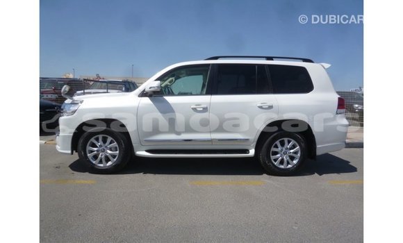 Acheter Import Voiture Toyota Land Cruiser Blanc à Import - Dubai, A'ana Acheter Import Voiture Toyota Land Cruiser Blanc à Import - Dubai, A'ana