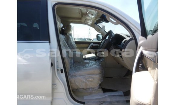 Acheter Import Voiture Toyota Land Cruiser Blanc à Import - Dubai, A'ana Acheter Import Voiture Toyota Land Cruiser Blanc à Import - Dubai, A'ana