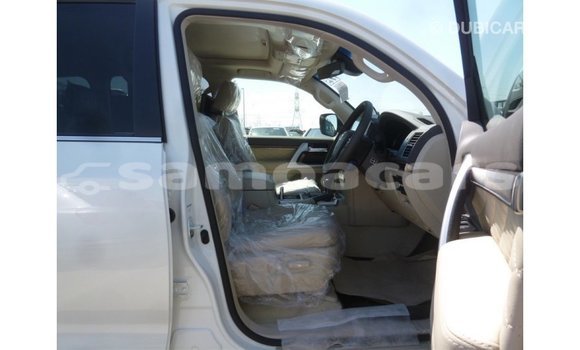 Acheter Import Voiture Toyota Land Cruiser Blanc à Import - Dubai, A'ana Acheter Import Voiture Toyota Land Cruiser Blanc à Import - Dubai, A'ana