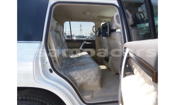 Acheter Import Voiture Toyota Land Cruiser Blanc à Import - Dubai, A'ana Acheter Import Voiture Toyota Land Cruiser Blanc à Import - Dubai, A'ana