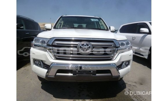 Acheter Import Voiture Toyota Land Cruiser Blanc à Import - Dubai, A'ana Acheter Import Voiture Toyota Land Cruiser Blanc à Import - Dubai, A'ana