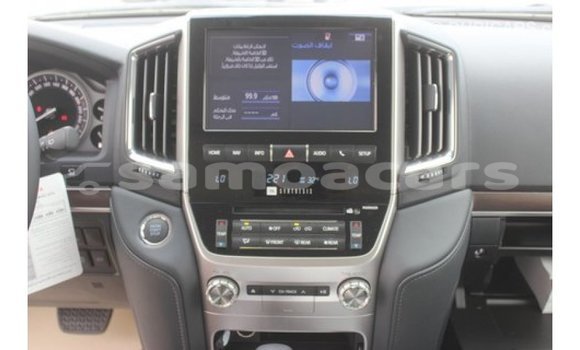 Acheter Import Voiture Toyota Land Cruiser Blanc à Import - Dubai, A'ana Acheter Import Voiture Toyota Land Cruiser Blanc à Import - Dubai, A'ana
