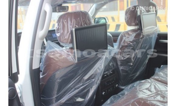 Acheter Import Voiture Toyota Land Cruiser Blanc à Import - Dubai, A'ana Acheter Import Voiture Toyota Land Cruiser Blanc à Import - Dubai, A'ana