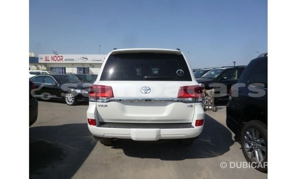 Acheter Import Voiture Toyota Land Cruiser Blanc à Import - Dubai, A'ana Acheter Import Voiture Toyota Land Cruiser Blanc à Import - Dubai, A'ana