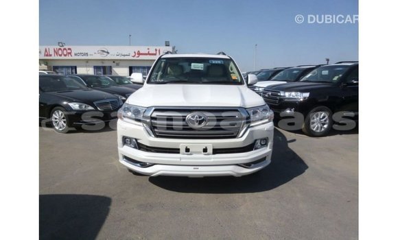 Acheter Import Voiture Toyota Land Cruiser Blanc à Import - Dubai, A'ana Acheter Import Voiture Toyota Land Cruiser Blanc à Import - Dubai, A'ana