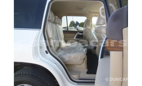 Acheter Import Voiture Toyota Land Cruiser Blanc à Import - Dubai, A'ana Acheter Import Voiture Toyota Land Cruiser Blanc à Import - Dubai, A'ana