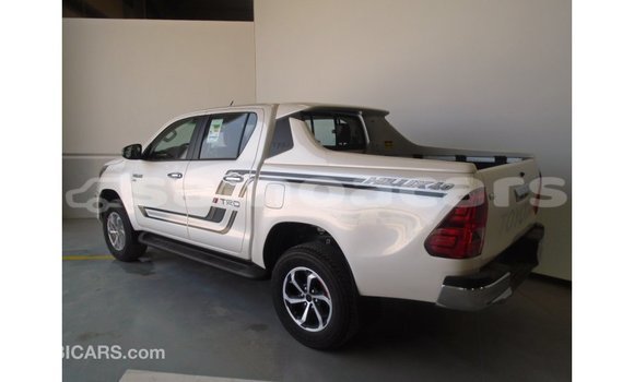 Acheter Import Voiture Toyota Hilux Blanc à Import - Dubai, A'ana Acheter Import Voiture Toyota Hilux Blanc à Import - Dubai, A'ana