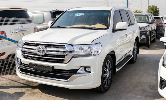 Acheter Import Voiture Toyota Land Cruiser Blanc à Import - Dubai, A'ana Acheter Import Voiture Toyota Land Cruiser Blanc à Import - Dubai, A'ana