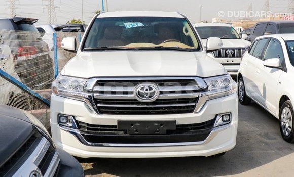 Acheter Import Voiture Toyota Land Cruiser Blanc à Import - Dubai, A'ana Acheter Import Voiture Toyota Land Cruiser Blanc à Import - Dubai, A'ana