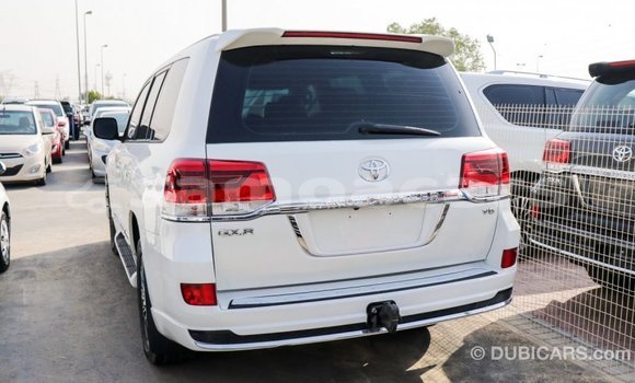 Acheter Import Voiture Toyota Land Cruiser Blanc à Import - Dubai, A'ana Acheter Import Voiture Toyota Land Cruiser Blanc à Import - Dubai, A'ana