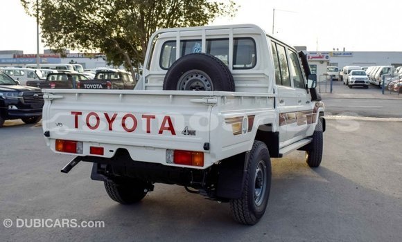 Acheter Import Voiture Toyota Land Cruiser Blanc à Import - Dubai, A'ana Acheter Import Voiture Toyota Land Cruiser Blanc à Import - Dubai, A'ana