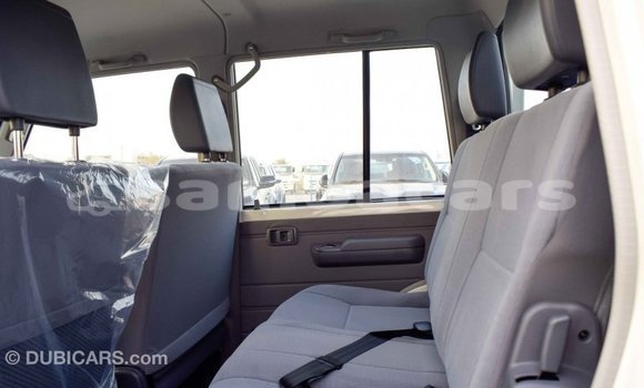Acheter Import Voiture Toyota Land Cruiser Blanc à Import - Dubai, A'ana Acheter Import Voiture Toyota Land Cruiser Blanc à Import - Dubai, A'ana