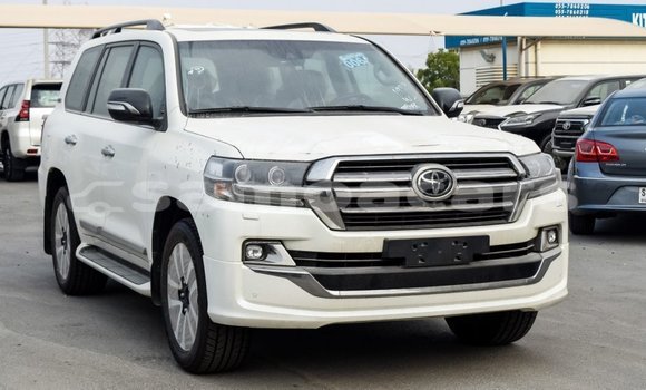 Acheter Import Voiture Toyota Land Cruiser Blanc à Import - Dubai, A'ana Acheter Import Voiture Toyota Land Cruiser Blanc à Import - Dubai, A'ana