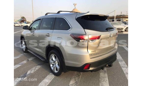 Acheter Import Voiture Toyota Highlander Beige à Import - Dubai, A'ana Acheter Import Voiture Toyota Highlander Beige à Import - Dubai, A'ana