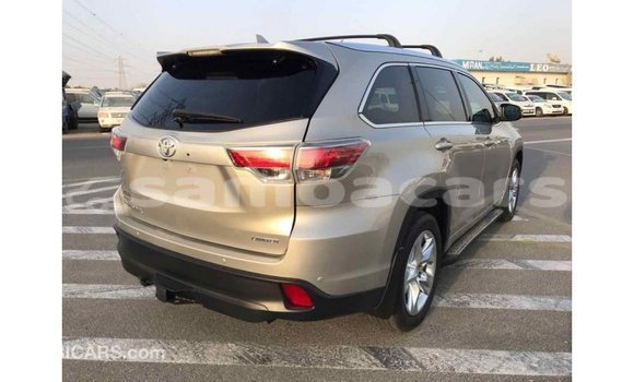 Acheter Import Voiture Toyota Highlander Beige à Import - Dubai, A'ana Acheter Import Voiture Toyota Highlander Beige à Import - Dubai, A'ana