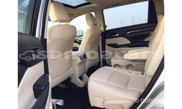 Acheter Import Voiture Toyota Highlander Beige à Import - Dubai, A'ana Acheter Import Voiture Toyota Highlander Beige à Import - Dubai, A'ana