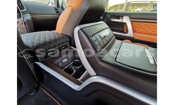 Acheter Import Voiture Toyota Land Cruiser Noir à Import - Dubai, A'ana Acheter Import Voiture Toyota Land Cruiser Noir à Import - Dubai, A'ana