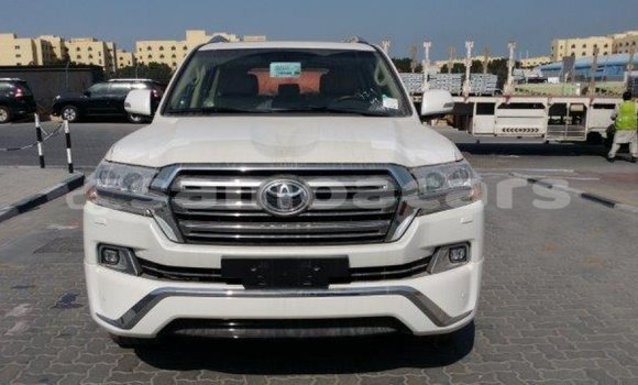 Acheter Import Voiture Toyota Land Cruiser Blanc à Import - Dubai, A'ana Acheter Import Voiture Toyota Land Cruiser Blanc à Import - Dubai, A'ana
