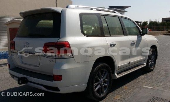 Acheter Import Voiture Toyota Land Cruiser Blanc à Import - Dubai, A'ana Acheter Import Voiture Toyota Land Cruiser Blanc à Import - Dubai, A'ana