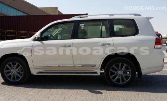 Acheter Import Voiture Toyota Land Cruiser Blanc à Import - Dubai, A'ana Acheter Import Voiture Toyota Land Cruiser Blanc à Import - Dubai, A'ana