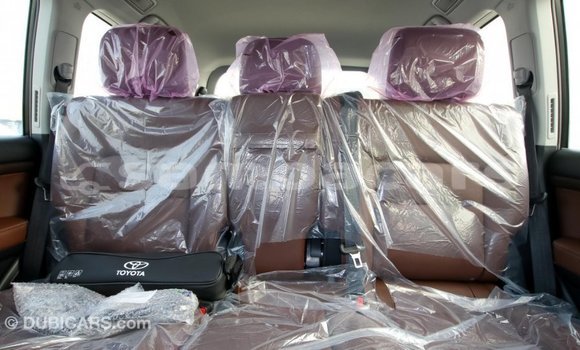 Acheter Import Voiture Toyota Land Cruiser Noir à Import - Dubai, A'ana Acheter Import Voiture Toyota Land Cruiser Noir à Import - Dubai, A'ana