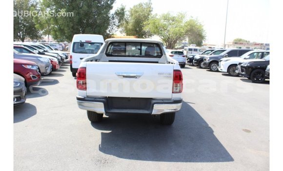 Acheter Import Voiture Toyota Hilux Blanc à Import - Dubai, A'ana Acheter Import Voiture Toyota Hilux Blanc à Import - Dubai, A'ana