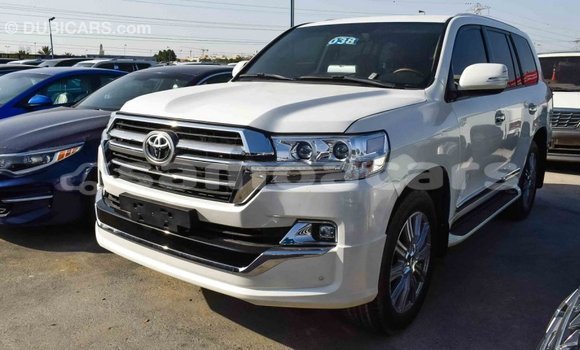 Acheter Import Voiture Toyota Land Cruiser Blanc à Import - Dubai, A'ana Acheter Import Voiture Toyota Land Cruiser Blanc à Import - Dubai, A'ana