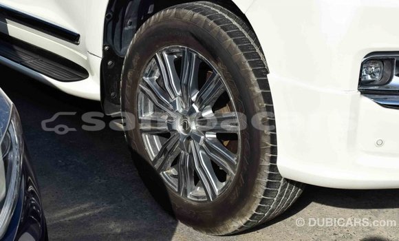 Acheter Import Voiture Toyota Land Cruiser Blanc à Import - Dubai, A'ana Acheter Import Voiture Toyota Land Cruiser Blanc à Import - Dubai, A'ana
