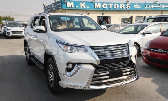 Acheter Import Voiture Toyota Fortuner Blanc à Import - Dubai, A'ana Acheter Import Voiture Toyota Fortuner Blanc à Import - Dubai, A'ana