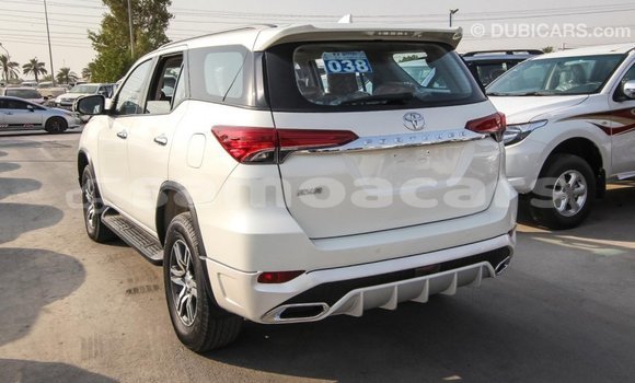 Acheter Import Voiture Toyota Fortuner Blanc à Import - Dubai, A'ana Acheter Import Voiture Toyota Fortuner Blanc à Import - Dubai, A'ana