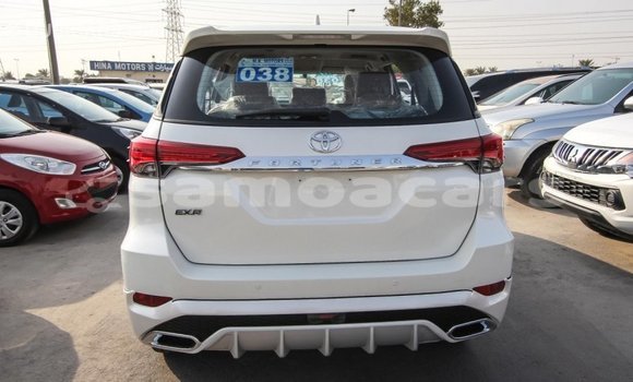 Acheter Import Voiture Toyota Fortuner Blanc à Import - Dubai, A'ana Acheter Import Voiture Toyota Fortuner Blanc à Import - Dubai, A'ana