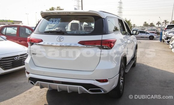 Acheter Import Voiture Toyota Fortuner Blanc à Import - Dubai, A'ana Acheter Import Voiture Toyota Fortuner Blanc à Import - Dubai, A'ana