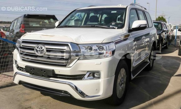 Acheter Import Voiture Toyota Land Cruiser Blanc à Import - Dubai, A'ana Acheter Import Voiture Toyota Land Cruiser Blanc à Import - Dubai, A'ana