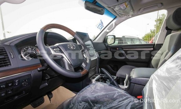 Acheter Import Voiture Toyota Land Cruiser Blanc à Import - Dubai, A'ana Acheter Import Voiture Toyota Land Cruiser Blanc à Import - Dubai, A'ana